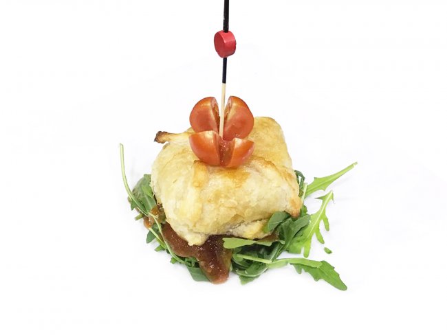 Hojaldre relleno de bacalao con Coulis de tomate preparado por Lounge Bar Plaza