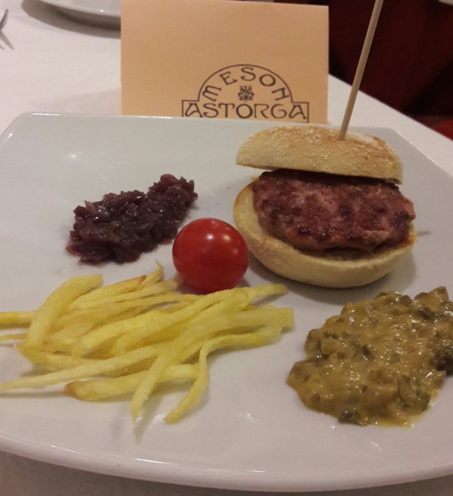 HAMBURGUESITA DE SALCHICHON MALAGUEÑO preparado por MESÓN ASTORGA