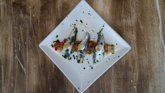 Tiraditos de boquerones preparado por Caremm Gastrobar