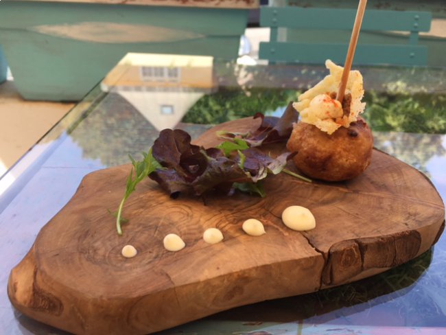 Bombón de asado en tempura con crujiente de trufa y espuma de parmesano preparado por IGGY'S FOOD