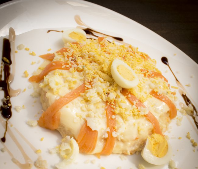 Ensaladilla Rusa con Salmón Ahumado y Huevo de Codorniz preparado por El Caldero, Restaurante