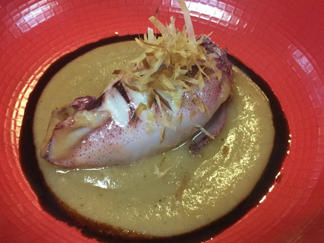 Chipirón encebollado relleno de salchichón de Málaga preparado por Rocio Tapas y Sushi