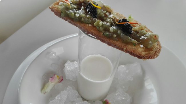 Ajococo con tartar de quisquillas y sweetcurrychili de su coral preparado por LICEO PLAYA