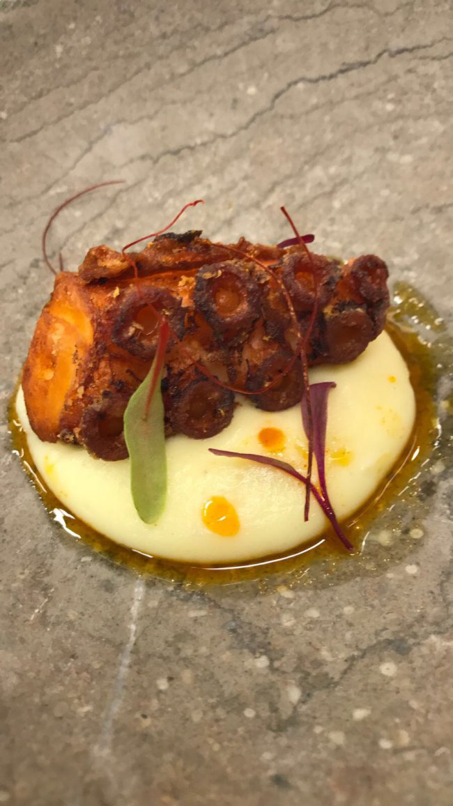 Taco de pulpo de la bahía, cremoso de patata ahumada y ajada. preparado por Patanegra 57