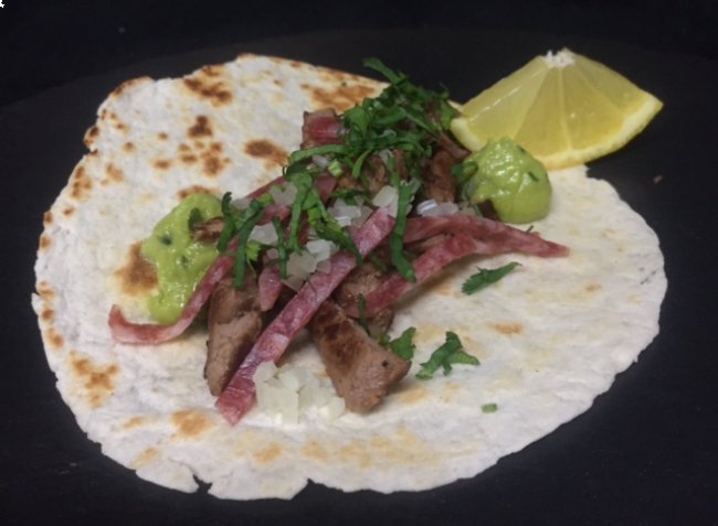 TAQUITO DE PLUMA IBERICA CON SALCHICHON DE MALAGA Y GUACAMOLE preparado por KALEIDO MALAGA PORT