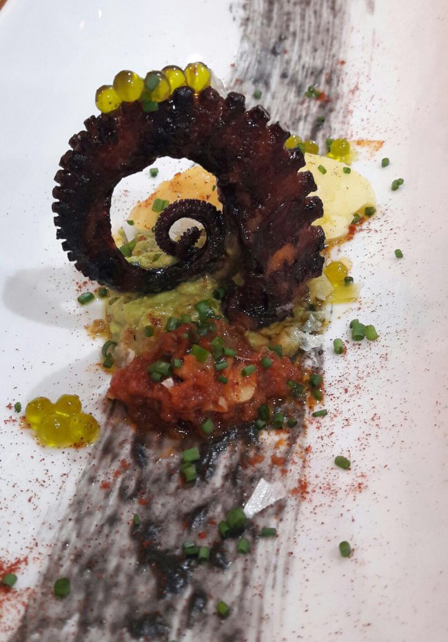Pulpo de la bahía marinado a la parrilla con crema de aguacate de la Axarquía preparado por Guiños Gastrobar
