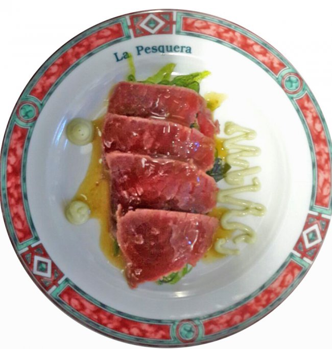 Tataki de atún con algas wakame y mayonesa de wasabi preparado por Marisquería La Pesquera