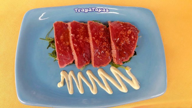 Tataki de atún con algas wakame y mayonesa de wasabi preparado por TragaTapas Málaga