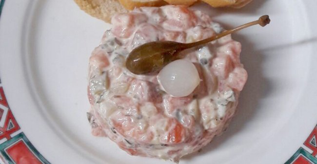 Tártar de salmón con encurtidos y mayonesa de mostaza preparado por Restaurante Barbacoa La Pesquera