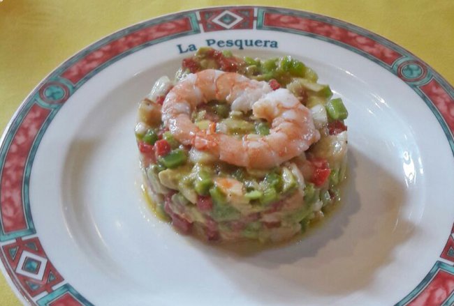 Tártar de aguacate y langostinos preparado por Restaurante La Pesquera de San Pedro