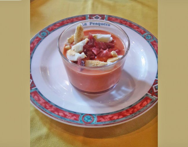 salmorejo con jamón ibérico y huevo preparado por Restaurante Chiringuito La Pesquera