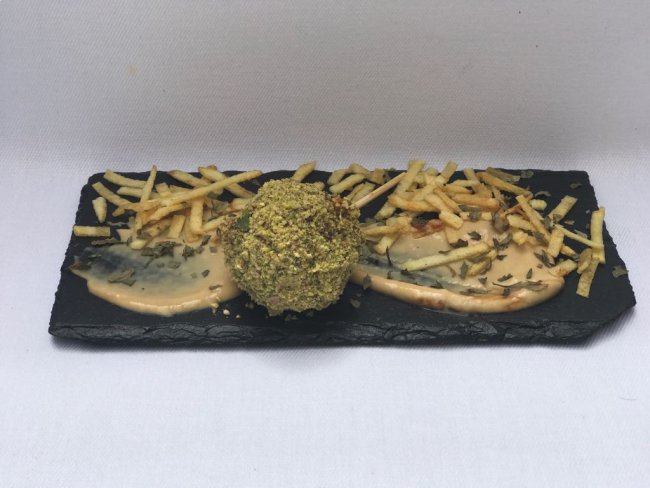 CHUPA CHUPS DE SALCHICHÓN DE MÁLAGA Y CRUJIENTE DE PISTACHOS preparado por TABERNA EL REPIQUE