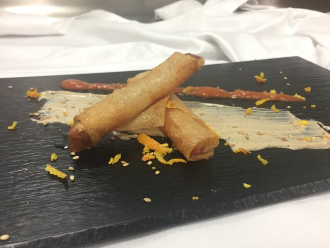 CRUJIENTE DE BOQUERON EN VINAGRE CON BRANDADA DE BACALAO Y PIQUILLO AL ALIOLI DE AJO NEGRO preparado por HOLIDAY WORLD PALACE