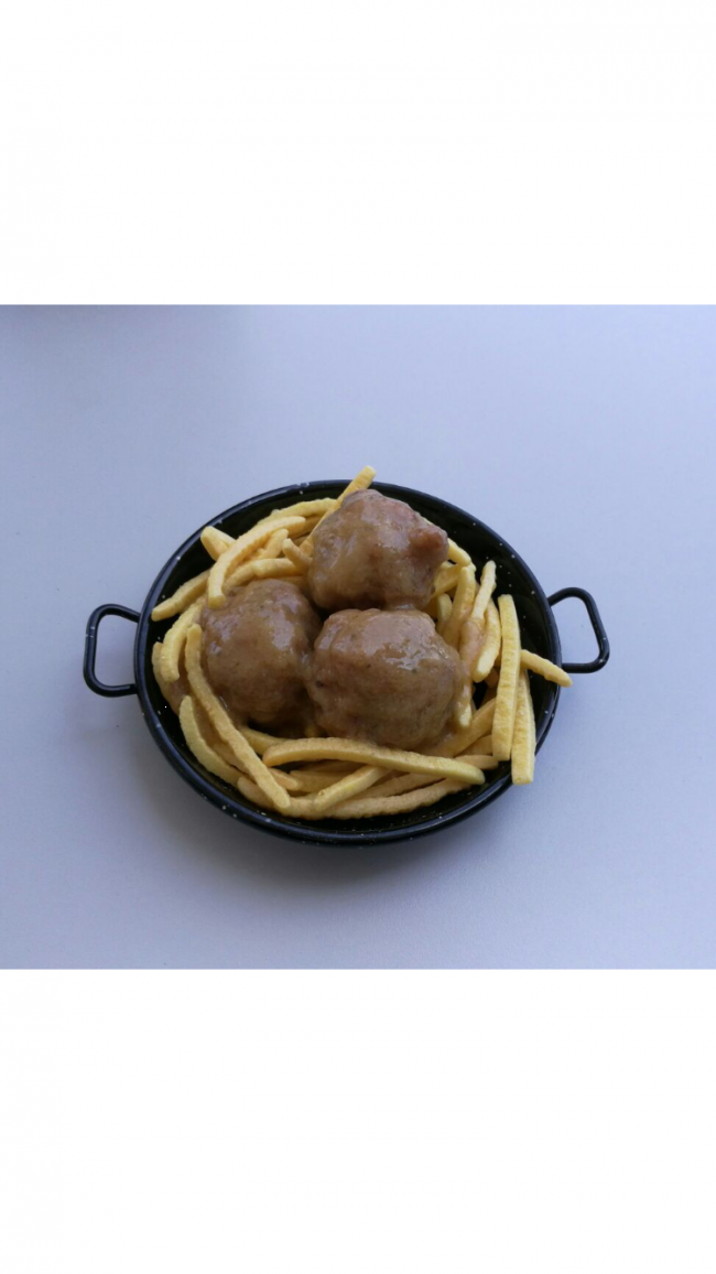 Albóndigas de choco con salsa de almendras sobre nido de papayas chips preparado por DeHuelva marisquerÍa