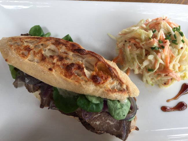 FLAUTIN DE ASADO DE TERNERA EN PAN DE QUESO preparado por LA CANASTA AV AURORA