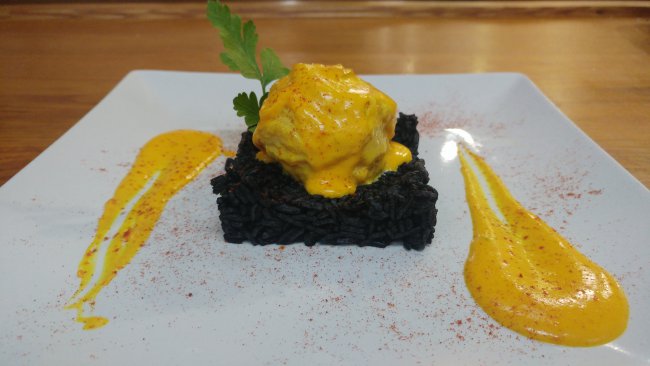 TIRABUZON DE LENGUADO CON LANGOSTINO EN SALSA DE AZAFRA Y ARROZ SALVAJE EN TINTA DE CALAMAR preparado por RESTAURANTE EL VELERO DEL SUR