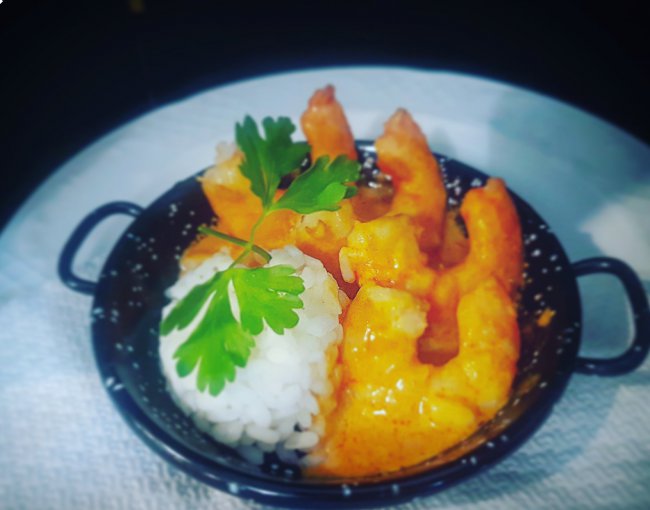 Langostinos al whisky preparado por Los Reyes del picoteo