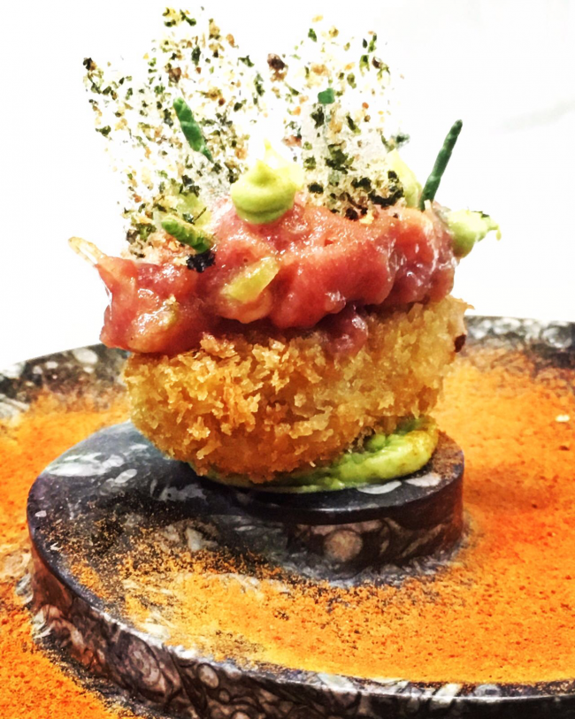 Niguiri croqueta líquida de kimchi con tartar de ventresca de atún, guacamole, espárrago de mar, polvo de tomate y cristal de pan de algas. preparado por SAVOR Restaurante y Tapas